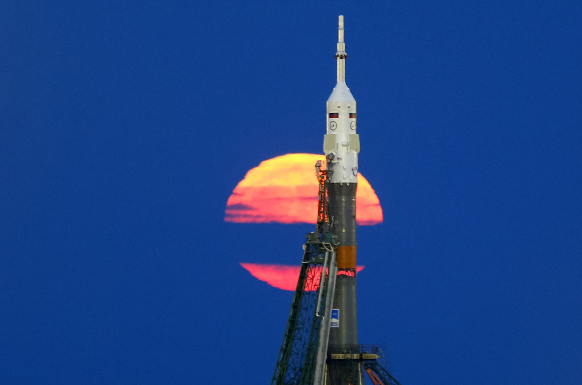 The supermoon rises behind the Soyuz MS-03 spacecraft, ahead of its upcoming launch to the International Space Station (ISS), at the Baikonur cosmodrome in Kazakhstan November 14, 2016. REUTERS/Shamil Zhumatov TPX IMAGES OF THE DAY - RTX2TL6F