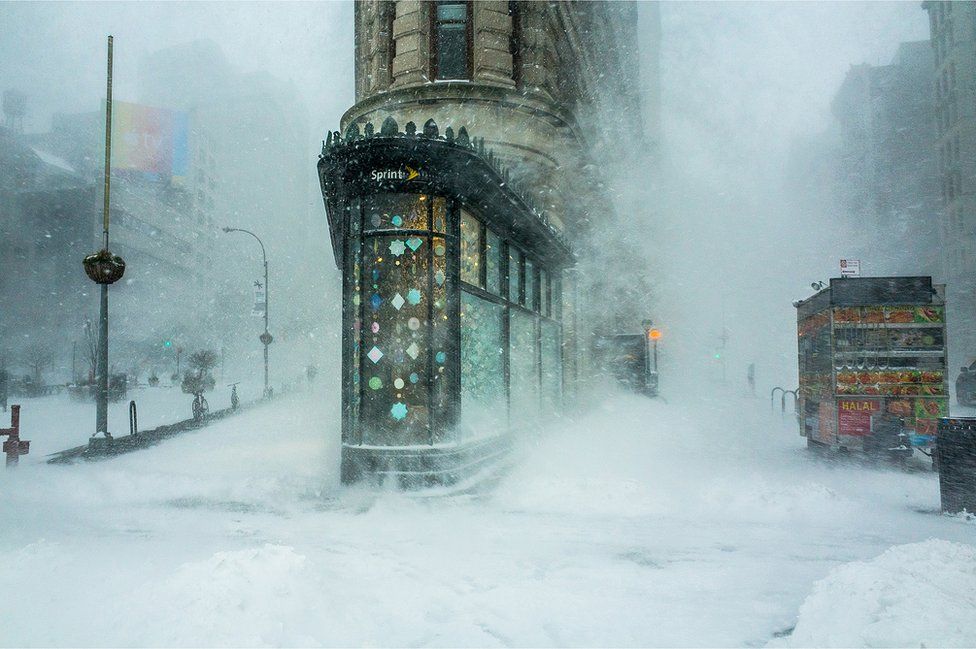 ۰۴_flatiron_building_in_a_snowstorm_by_michelle_palazzo
