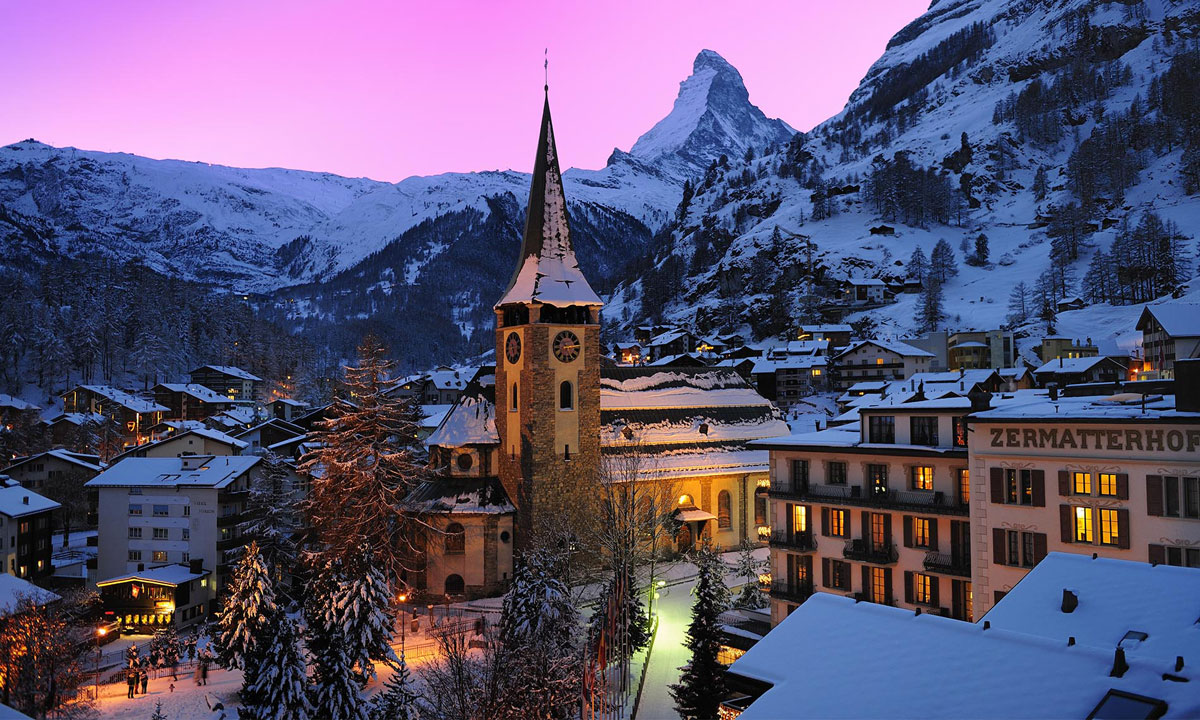 ۸-zermatt-winter_0003_winterabend-romantische-dorfstimmung-mit-kirche
