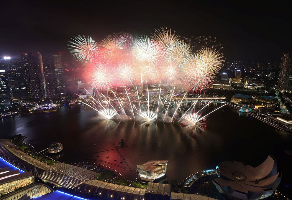 Fireworks explode over the Marina Bay during the New Year celebrations in Singapore. REUTERS/Edgar Su