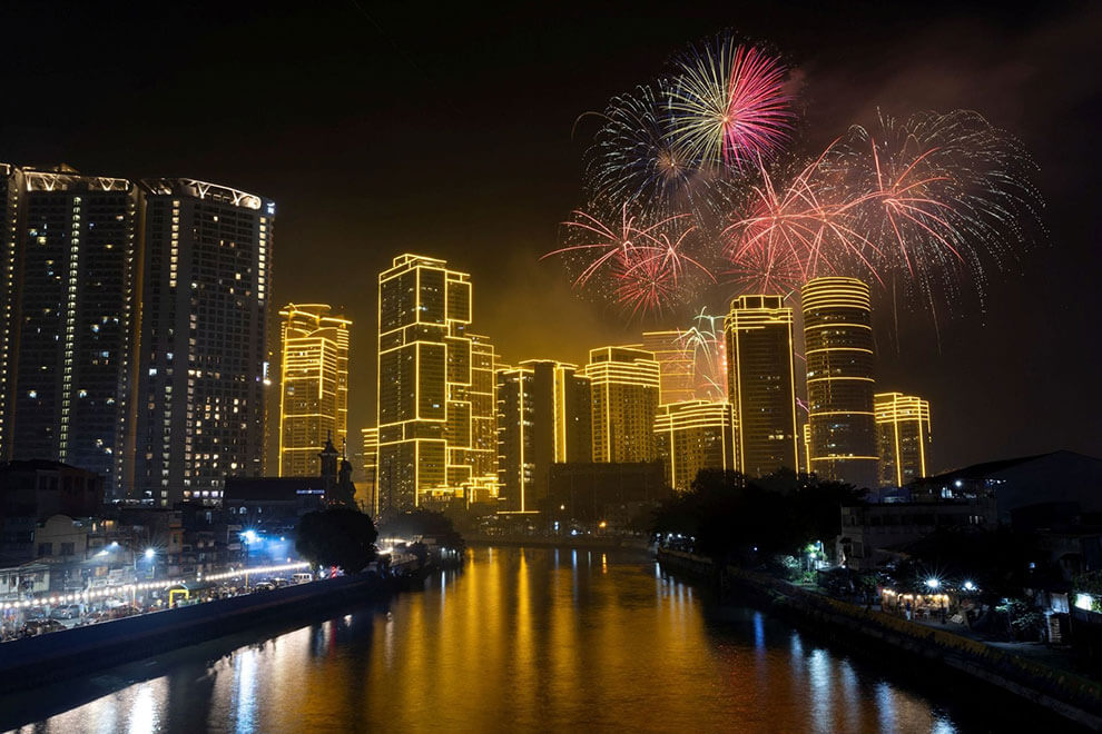 Fireworks explode over Rockwell Center in celebration of the New Year in Makati, Metro Manila, Philippines. REUTERS/Eloisa Lopez