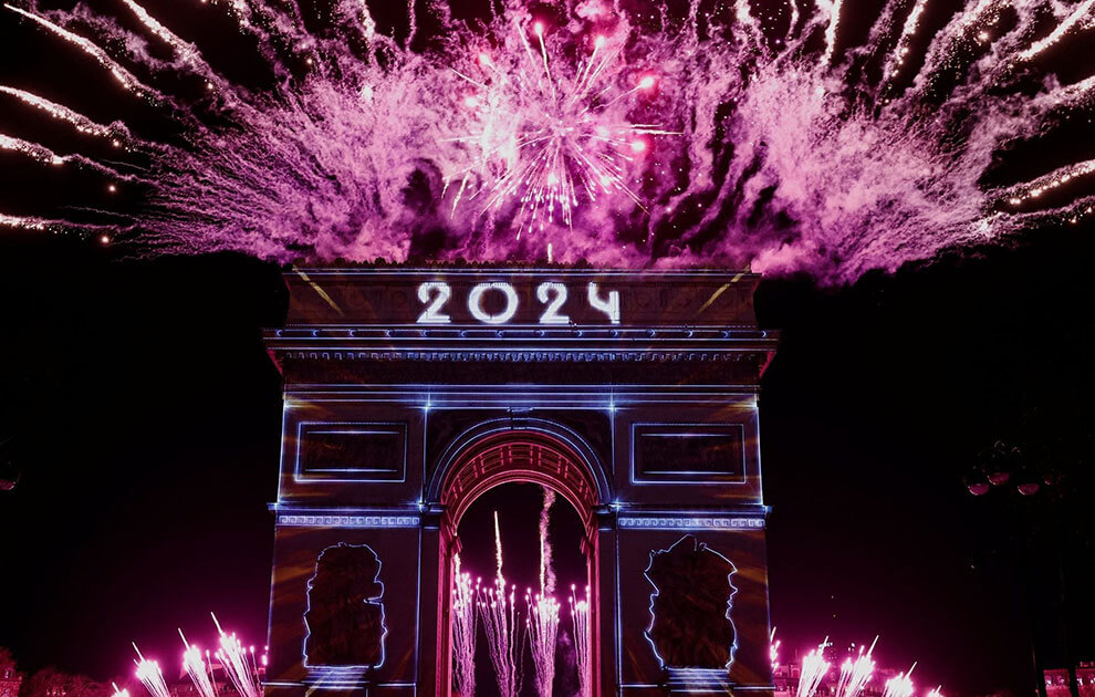 Fireworks illuminate the sky over the Arc de Triomphe during the New Year's celebrations on the Champs Elysees avenue in Paris, France. REUTERS/Benoit Tessier