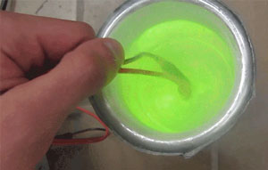 یک آزمایش جالب: نیتروژن مایع باعث تغییر رنگ لیزر و LED می‌شود