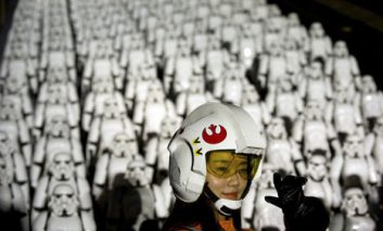 برنامه تبلیغاتی جذاب Star Wars در چین: اشغال دیوار چین توسط ۵۰۰ استورم‌تروپر