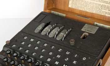 حراج ماشین رمزنگاری کمیاب Nazi Enigma جنگ جهانی دوم با قیمتی فوق‌العاده