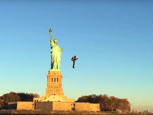 پرواز با جت‌پک در اطراف مجسمه آزادی نیویورک