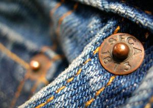 چرا پرچ‌های فلزی روی شلوار جین مهم هستند؟