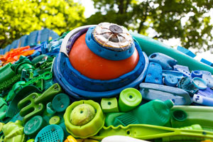 ساخت آثار هنری با زباله‌های پلاستیکی