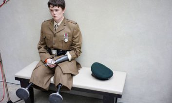 [۱۸+] «مجروح: میراث جنگ»  نمایشگاه عکسی از برایان آدامز