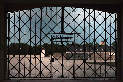 سرقت دروازه آهنی با علامت ننگین «کار برای آزادی»