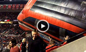 سقوط بالون اتومبیل فورد روی تماشاچیان! + ویدیو