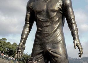 پرده برداری از مجسمه عظیم کریستیانو رونالدو در زادگاهش