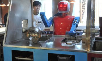 افتتاح رستوران وال-ای با کارکنان روباتیک در چین