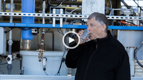 بیل گیتس در حال نوشیدن آبی که قبلاً مدفوع انسان بوده! + ویدیو