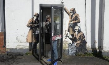 گرافیتی «باجه جاسوسی» اثر «Banksy» از روی دیوار برداشته می‌شود + ویدیو