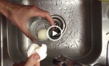 فوت و فنی برای پوست کردن تخم‌مرغ آب‌پز