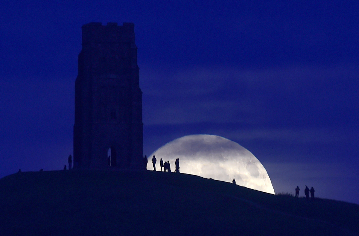 The moon rises near Glastonbury Tor a day before the "supermoon" spectacle, in Glastonbury, Britain November 13, 2016. REUTERS/Rebecca Naden - RTX2TGUL