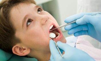 ۷ اشتباه رایج والدین در مورد دندان‌های فرزندشان