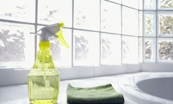 یک محلول خانگی عالی و ارزان برای پاک کردن شیشه و آینه