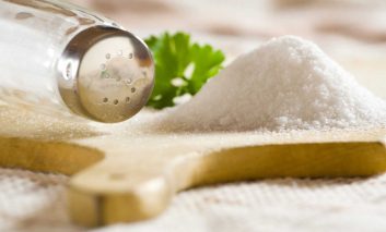 دلایل وسوسه و اشتیاق ناگهانی به خوردن نمک