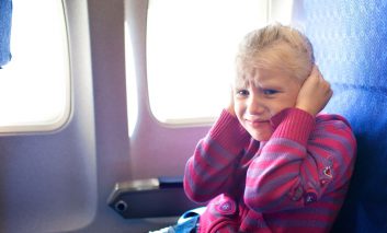 پیشگیری از آسیب رسیدن به گوش‌های کودکان در سفر با هواپیما