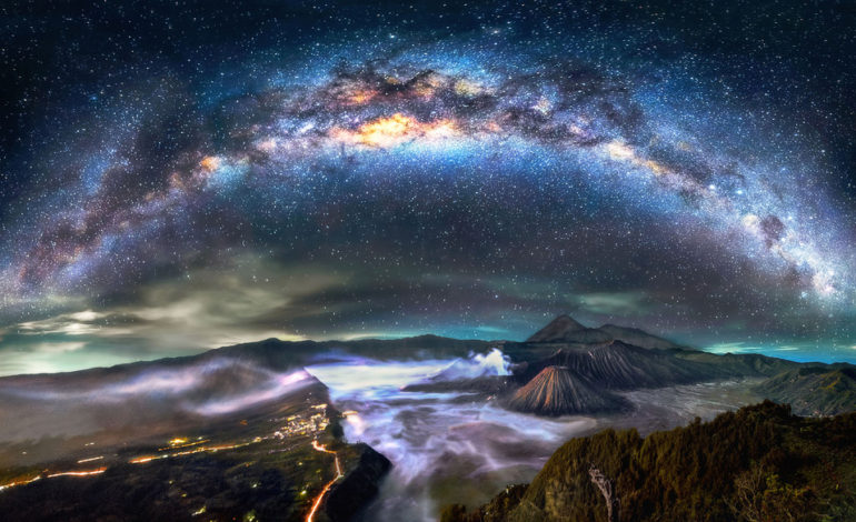 درخشش سحرآمیز کهکشان راه شیری در نوک کوهستان فوجی