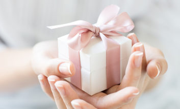 چه هدیه‌ای یک خانم را خوشحال می‌کند