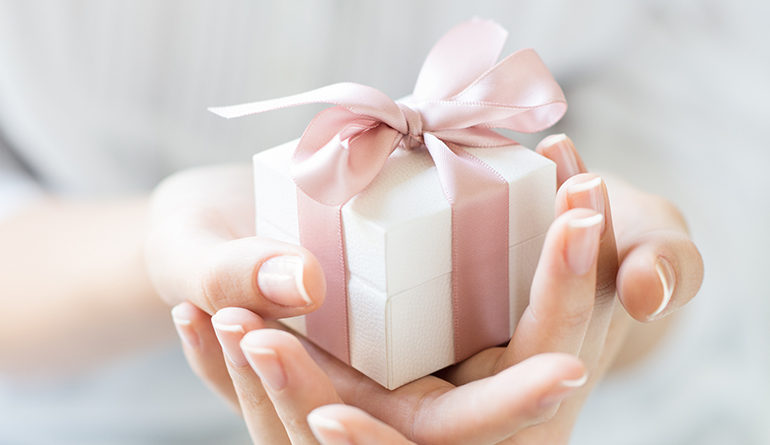 چه هدیه‌ای یک خانم را خوشحال می‌کند