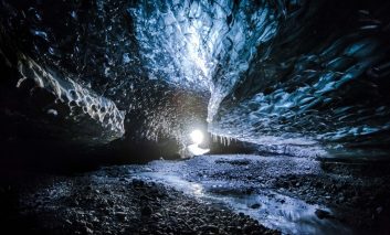 غارهای یخی وهم‌انگیز ایسلند؛ به درخشش خورشید و به سپیدی برف