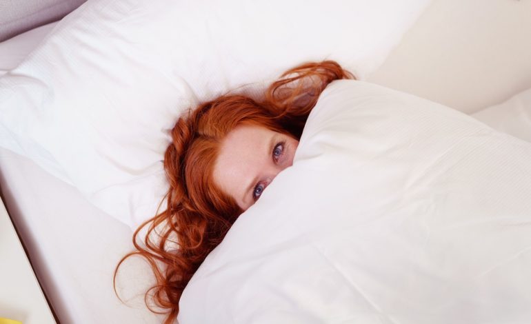 در هنگام خواب، این ۱۰ آسیب را به موهاتان نزنید