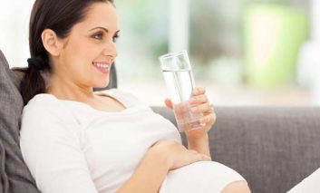 فواید نوشیدن آب گرم در دوران بارداری را می‌دانید؟