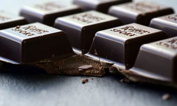 خوردن شکلات تلخ ممکن است باعث بهبود بینایی شود!
