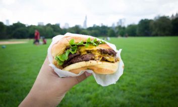 هرگز در سفر این غذاها را نخرید!