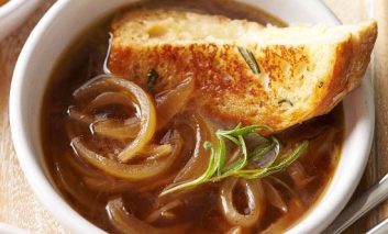طرز تهیه سوپ فرانسوی پیاز و رزماری