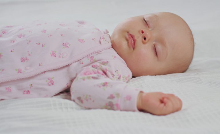 چگونه نوزاد خود را در طول شب بخوابانیم؟