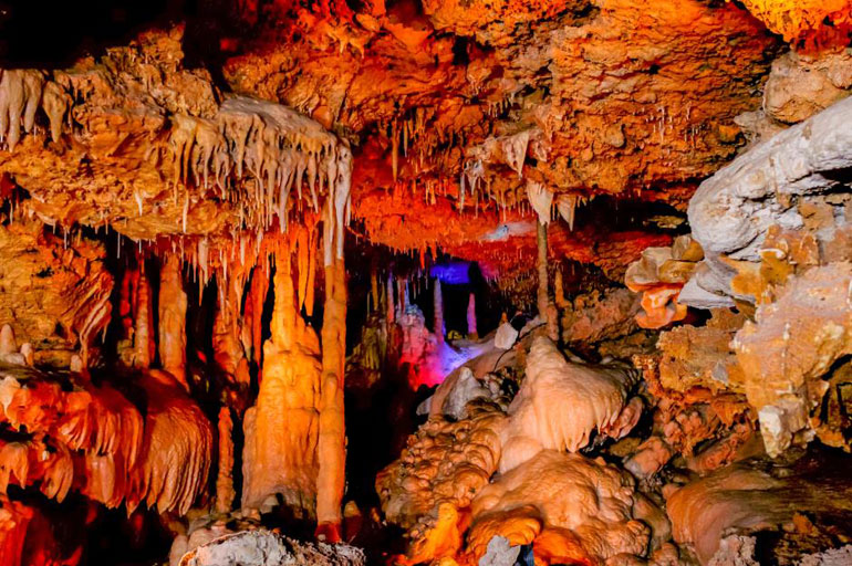 Inner Space Cavern, Texas