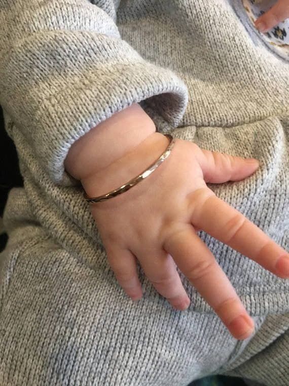 برای استفاده از دستبند نوزاد از استفاده از چند دستبند کنارهم بپرهیزید
