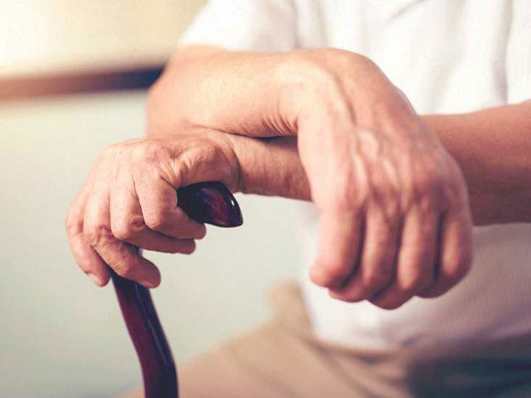 لرزش دست در افراد مسن