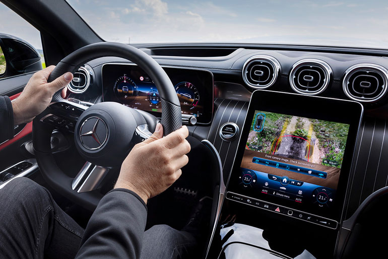 تصویر جاده زیر ماشین روی نمایشگر و اطلاعات دیگر روی شیشه جلو به راننده نشان داده می‌شود