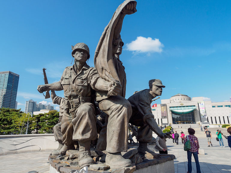 مجسمه یادبود جنگ کره در شهر سئول