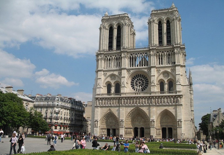 Notre Dame de Paris کلیسای نوتردام پاریس از مشهور ترین کلیسا های فرانسه