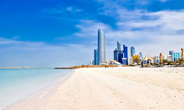 ساحل کورنیش در پایتخت امارات