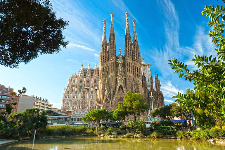 Sagrada Familia کلیسای ساگرادا فامیلیا بارسلون اسپانیا