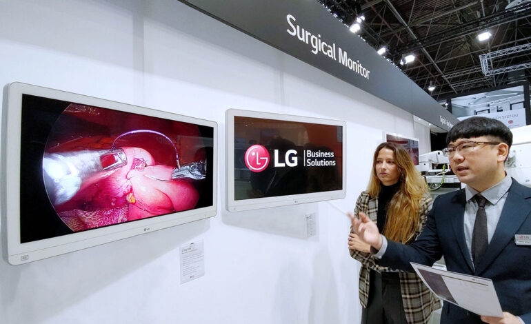 رونمایی از اولین نمایشگر جراحی Mini LED ال‌جی در نمایشگاه MEDICA 2022 آلمان