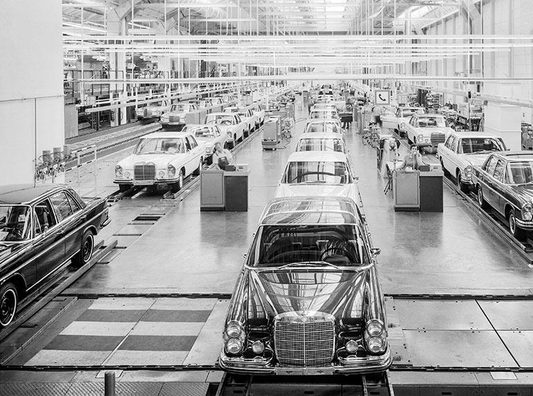 خط تولید خودرو در کارخانه زیندلفینگن در اوایل دهه هفتاد میلادی