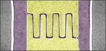 تصویری از قطعه الکترونیکی جدید که به کمک میکروسکوپ الکترونیکی گرفته شده است (تصویر برای تمایز مواد مختلف رنگ آمیزی شده). مقیاس تصویر معادل با طول ۱ مایکرومتر است