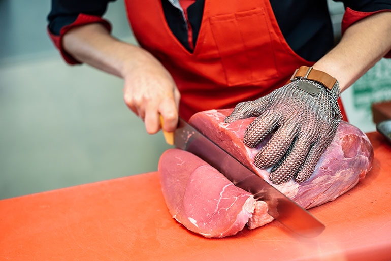خردکردن گوشت روی تخته پلی اتیلن قرمز برای پکیلون