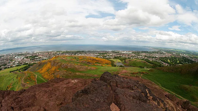 Scotland: Enjoy a picnic with breathtaking vistas of Edinburgh