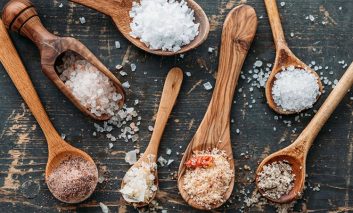 بررسی انواع نمک‌های خوراکی و تأثیر آنها بر سلامتی