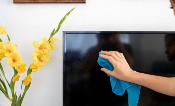 چگونه صفحه تلویزیون خود را تمیز کنید